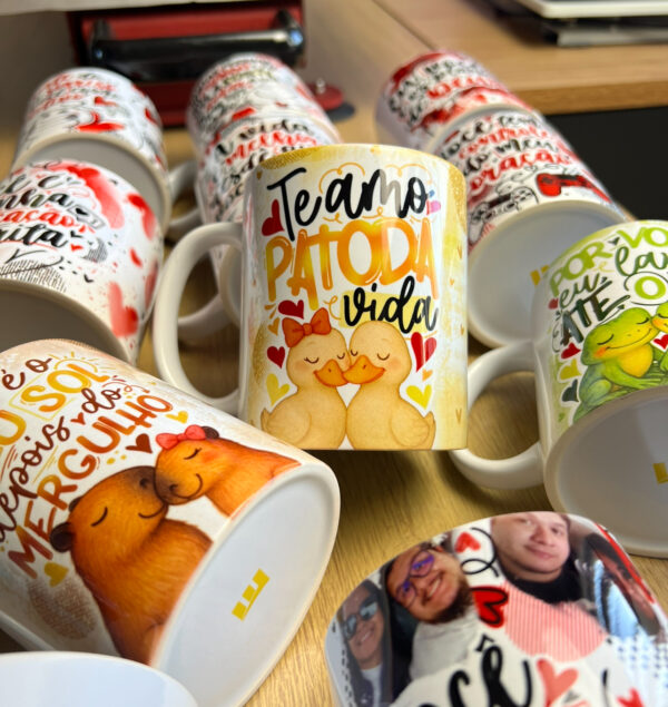 15 ARTES CANECA DIA DOS NAMORADOS 2025 - ABACAXI SUBLIMÁTICO - Imagem 3
