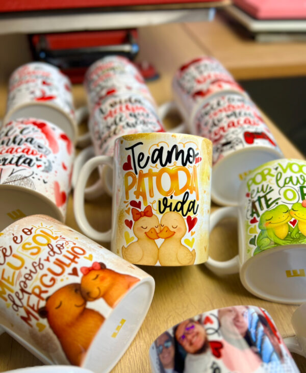 15 ARTES CANECA DIA DOS NAMORADOS 2025 - ABACAXI SUBLIMÁTICO - Imagem 4