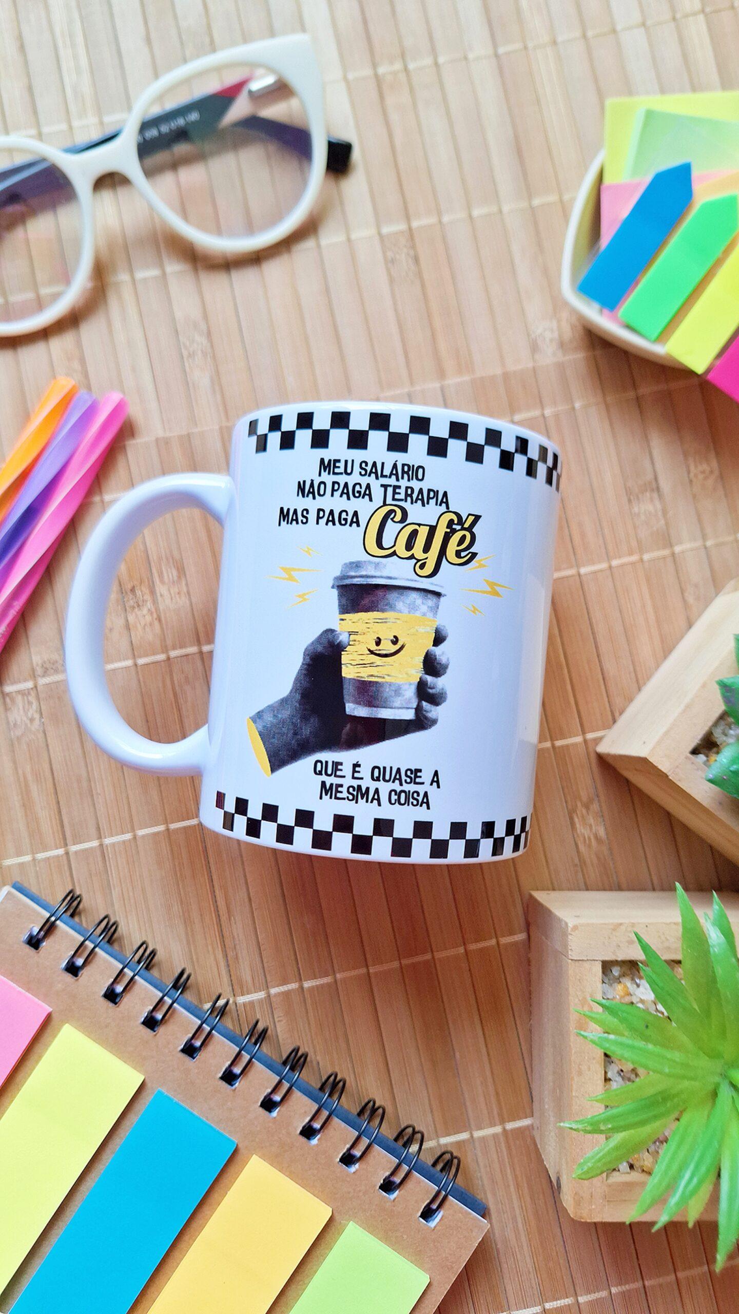 Meu salário não paga terapia, mas paga café, que é quase a mesma coisa - Arte Caneca