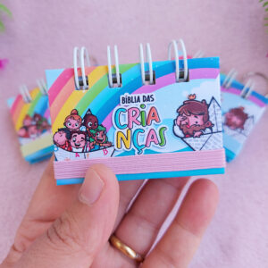 Arquivo mini bíblia chaveiro - dia das crianças - Dhama dos Papéis