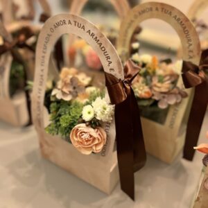 Centro de Mesa – Cesta de Papel com Flores