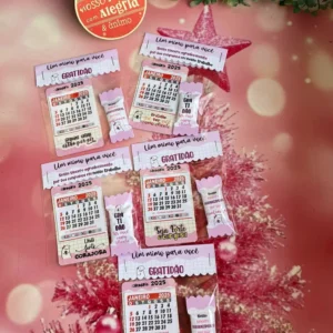KIT CALENDÁRIO COM BALINHA E LAPELA 2026