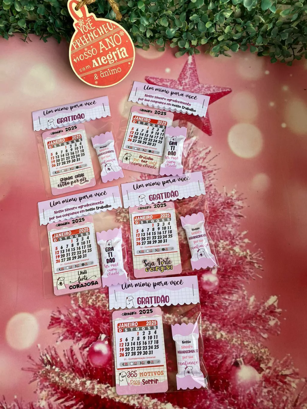 KIT CALENDÁRIO COM BALINHA E LAPELA 2026